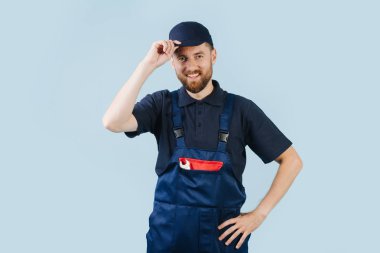 Üniforma giymiş gülümseyen bir servis çalışanının portresi