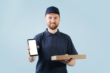Kurye pizza teslim ediyor, müşteri imzalamak için bir elinde akıllı telefon tutarak