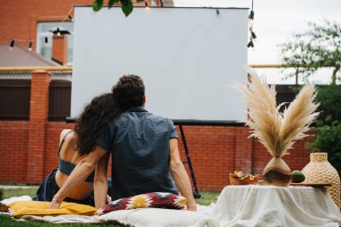 Aşk ta bir film izlerken çift, avluda çim bir piknik sırasında.