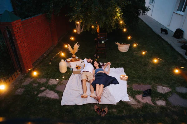 Pareja enamorada, ordenando la compañía del otro durante el picnic en el césped —  Fotos de Stock