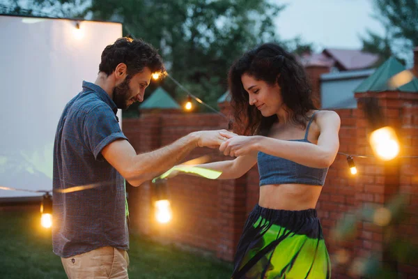 Pareja en el amor es bailar juntos en la noche en el césped en su patio —  Fotos de Stock