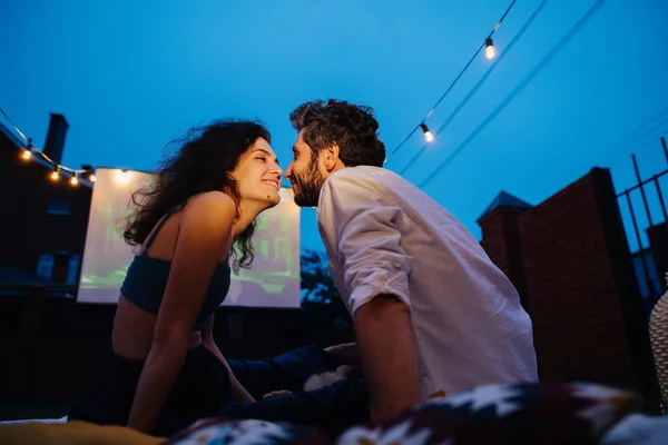 Pareja enamorada es pasar tiempo juntos en el césped en un patio en el crepúsculo —  Fotos de Stock