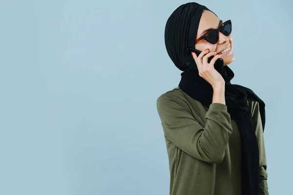 電話で話す若い笑顔のイスラム教徒の女の子 — ストック写真