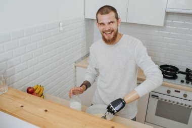 mutfakta yapay uzuv aşçılar ile genç sakallı gülümseyen adam 