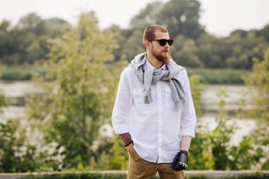 Protezli Genç Adam yaz akşamı dışarıda dikiliyor