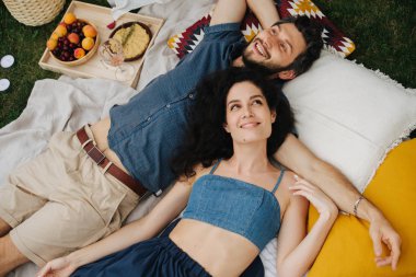 Aşık çift, çim piknik sırasında birbirlerinin şirket enjoing