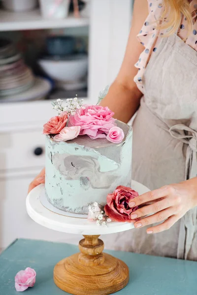 Pastel de cocina con flores hechas con amor —  Fotos de Stock