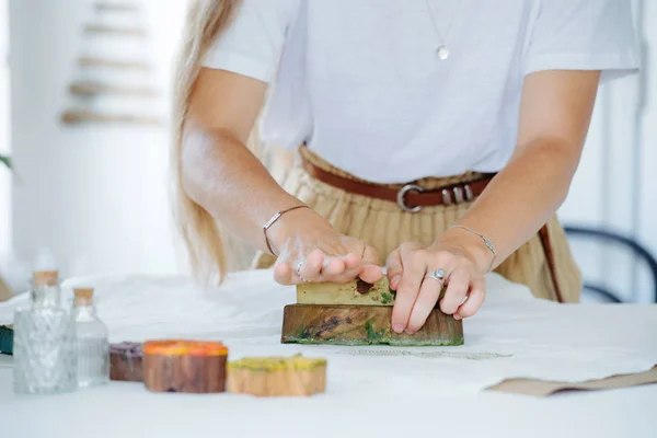 Técnica de impresión de bloques de madera, textil hecho a mano. Patrones estampado de tela . —  Fotos de Stock