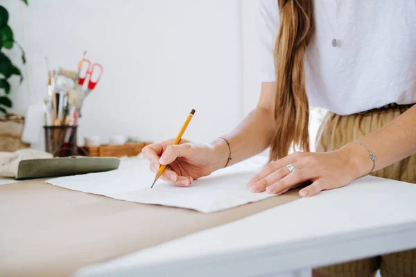 Primer plano de una chica dibuja un lápiz sobre papel —  Fotos de Stock