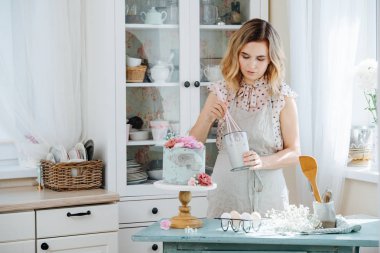 Kız bisküvi kek için tatlı lor krema kırbaçlar