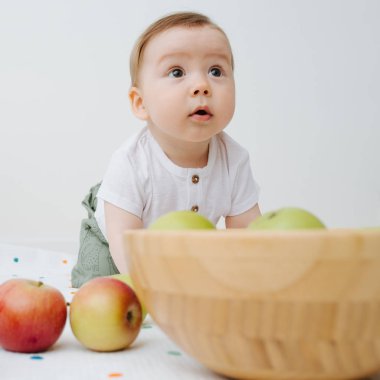 Elma ile bir erkek bebek portresi