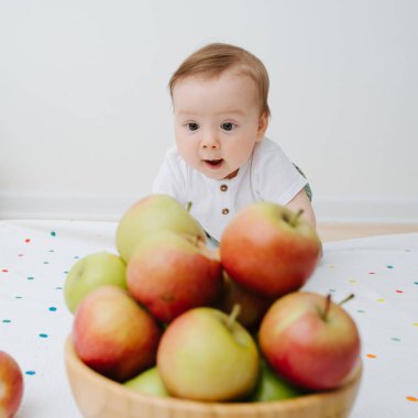sepette elma ile bir bebek görüntüsü