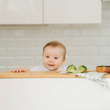 Aktif neşeli bebek çocuk gıda verilir