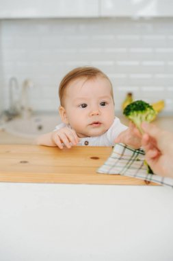 Aktif neşeli bebek çocuk gıda verilir