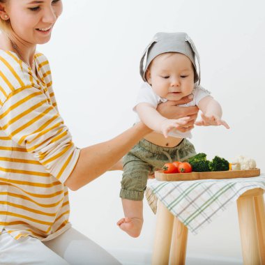 Aktif huzursuz bebek çocuk gıda sunulmaktadır