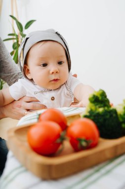 Aktif huzursuz bebek çocuk gıda sunulmaktadır