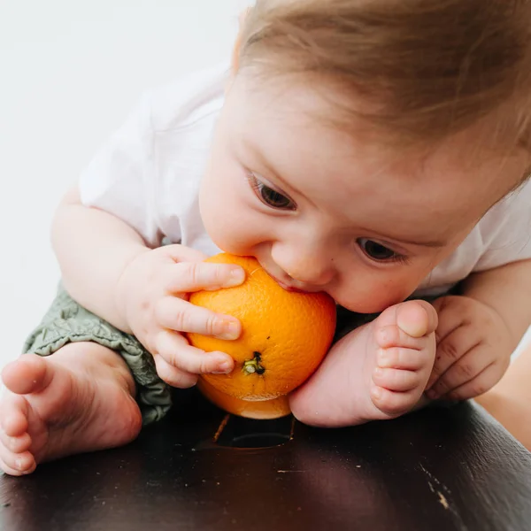 Bebek portakal suyu alır Fotoğrafı kapatın