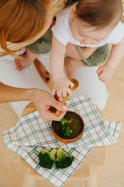 Aktif neşeli bebek çocuk gıda verilir