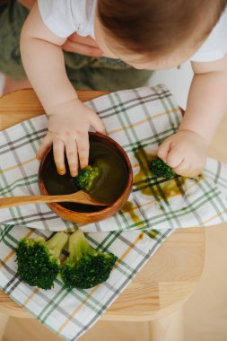 Aktif neşeli bebek çocuk gıda verilir
