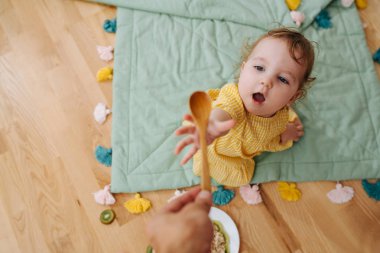Bir anne kaşık onun küçük kızı geçer