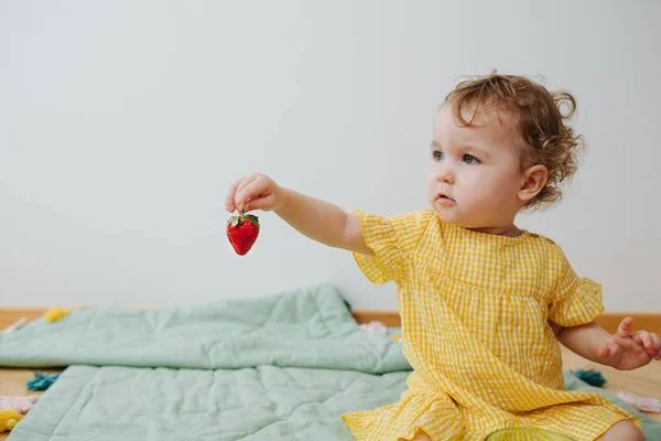 Close up beautiful girl playing with strawberry — Stock Photo, Image