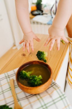 Aktif huzursuz bebek çocuğa yiyecek verilir