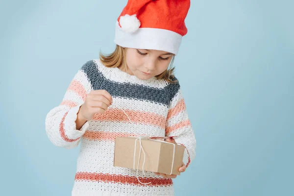 Porträt des süßen kleinen Erstklässler-Mädchens mit Weihnachtsmannmütze — Stockfoto