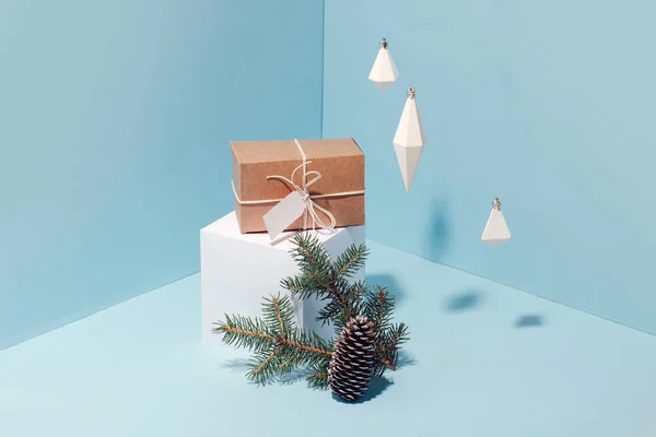 Gott nytt år komposition gift box, FIR Branch med Cone, juldekorationer — Stockfoto