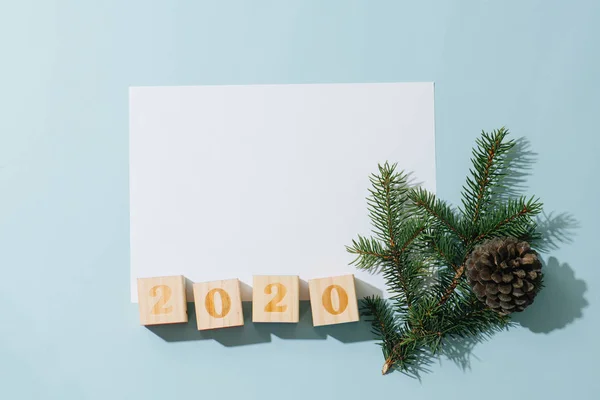Šťastný nový rok. Papírový list, 2020 číslo, jedle s kuželovitý. — Stock fotografie