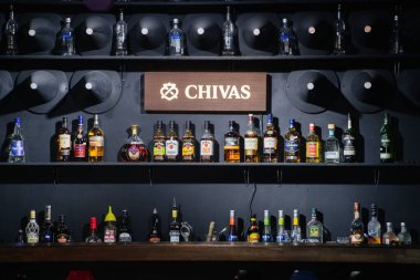 Ufa, Rusya - 28 Haziran 2019: Koyu tonda süslenmiş içki şişeleriyle bar standı