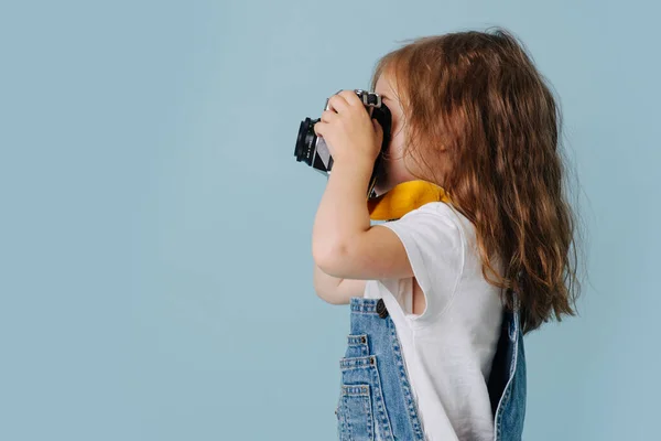 Ragazza del bambino che fa foto con macchina fotografica retrò — Foto Stock