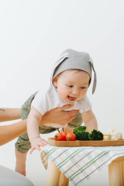 Aktif huzursuz bebek çocuk gıda sunulmaktadır