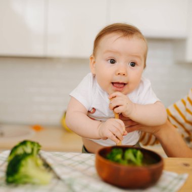 Aktif huzursuz bebek çocuğa yiyecek verilir