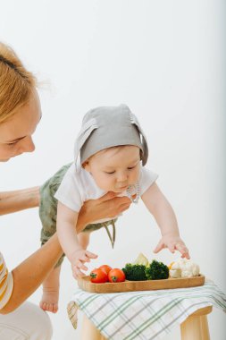 Aktif huzursuz bebek çocuk gıda sunulmaktadır