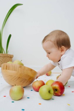 Evde elmayla oynayan bebek görüntüsü