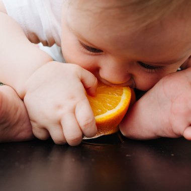 Kare yakın çekim, Bebek portakal suyu alır.