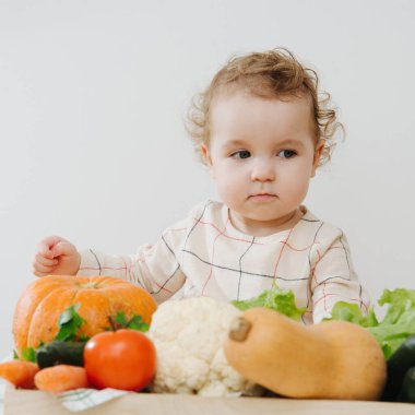 Sebzeli düşünceli kız. Kare yakın çekim 