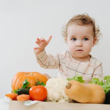 Kare yakın çekim taze sebzeli gülümseyen kız