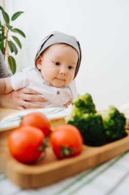 Aktif huzursuz bebek çocuk gıda sunulmaktadır
