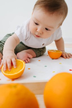 Portakallı neşeli çocuk görüntüsü