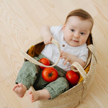 Bir hasır domates ile bebek bebek, çanta gibi sepet