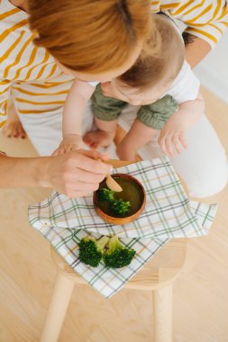 Aktif neşeli bebek çocuk gıda verilir