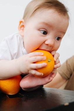 Yakından çek, portakallı bebek.