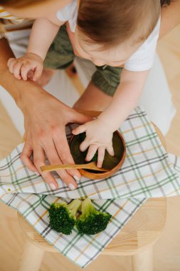 Aktif neşeli bebek çocuk gıda verilir