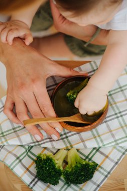 Aktif neşeli bebek çocuk gıda verilir