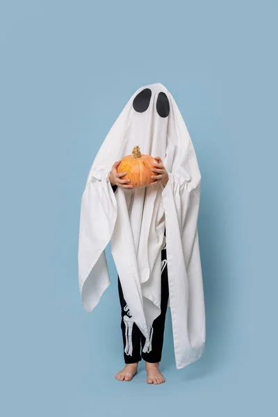 Fantôme avec une citrouille dans les mains — Photo