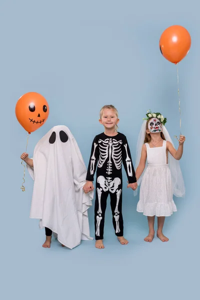 Bambini in costume fantasma, scheletro e sposa morta pronti per le vacanze di Halloween — Foto Stock