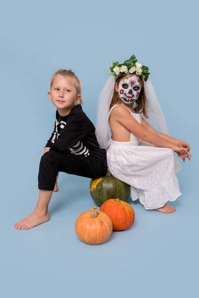 Děti v kostýmu kostlivce a mrtvá nevěsta — Stock fotografie