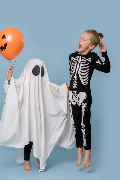 Roztomilé malé děti v duchů a kostýmy na Halloween bavit — Stock fotografie