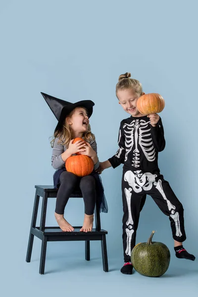 Fratello e sorella giocare e scherzare in costumi di Halloween — Foto Stock
